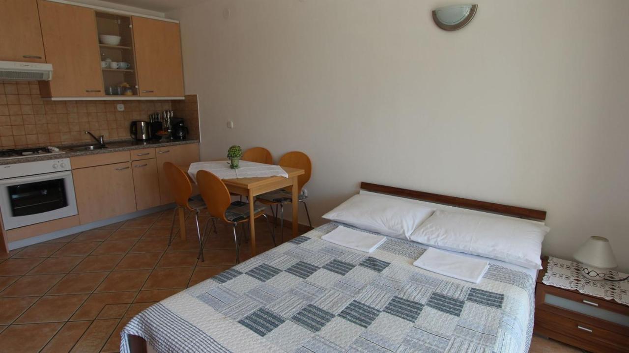 Apartments Grahovac Malinska Ngoại thất bức ảnh